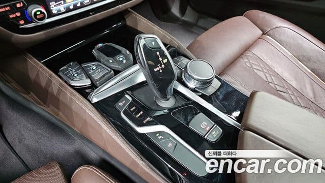 BMW 5 Series 2018 — Şəkil 9/20