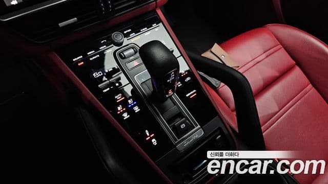 Porsche Cayenne 2021 — Photo 25/35