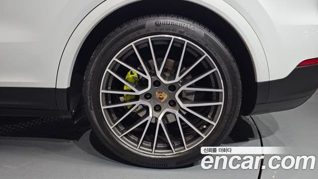 Porsche Cayenne 2021 — Photo 32/35