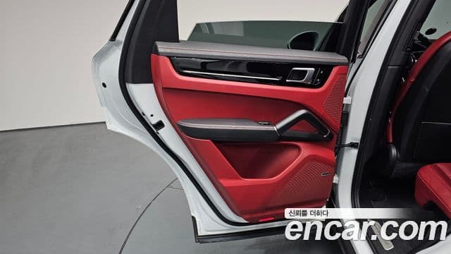 Porsche Cayenne 2021 — Photo 9/35
