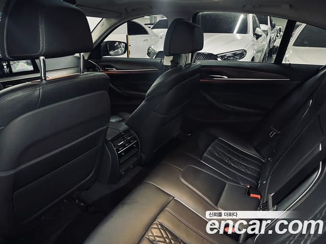 BMW 5 Series 2018 — фото 11 из 20