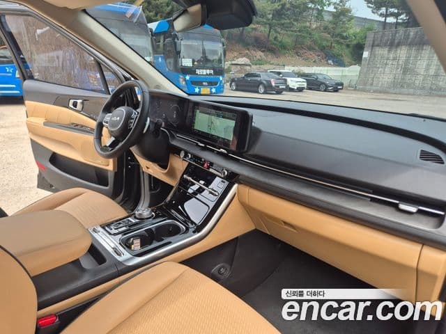 Kia Carnival 2023 — ფოტო 8/20