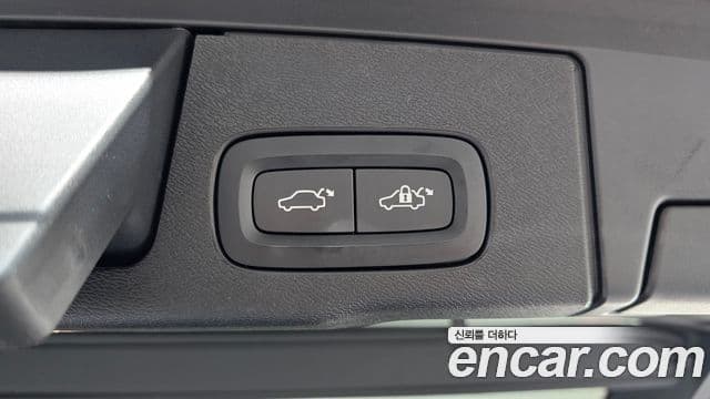 Volvo XC60 2021 — Фото 18/20