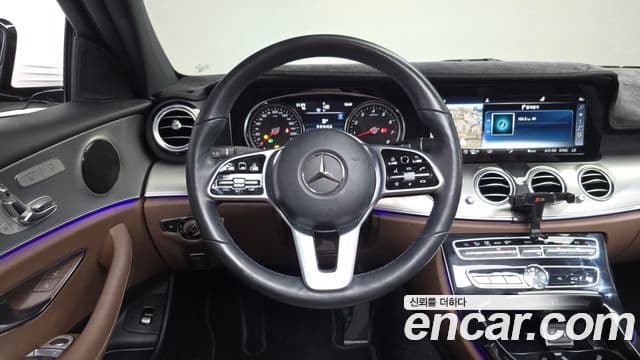 Mercedes-Benz E-Class 2018 — ფოტო 13/20