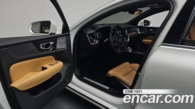 Volvo S60 2023 — Photo 11/36