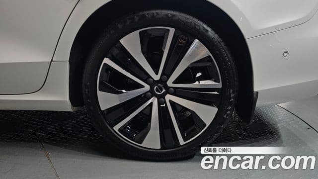 Volvo S60 2023 — Photo 19/36