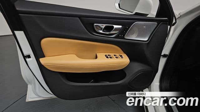 Volvo S60 2023 — Photo 30/36