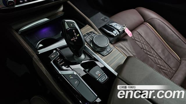 BMW 5 Series 2019 — ფოტო 8/20