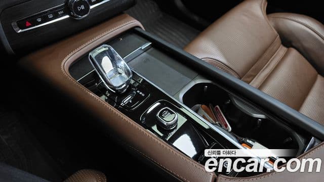Volvo XC90 2022 — Şəkil 9/20