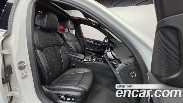 BMW 5 Series 2019 — Photo 6/20