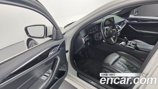 BMW 5 Series 2019 — Photo 11/20