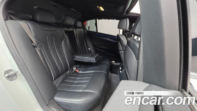 BMW 5 Series 2019 — Photo 8/20