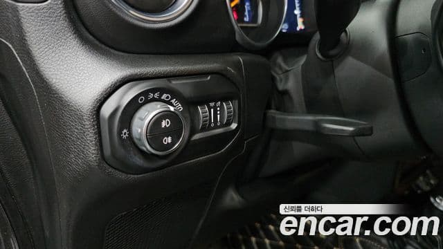Jeep Wrangler 2020 — Şəkil 19/20