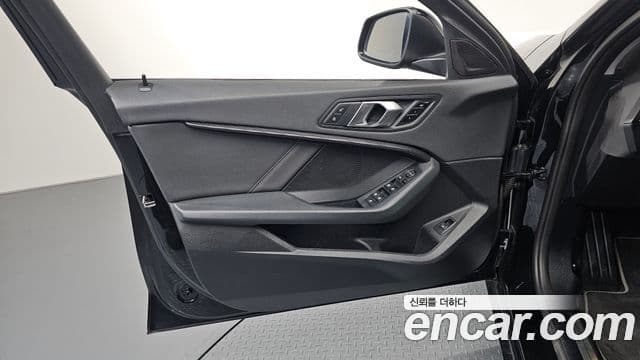 BMW 1 Series 2023 — Photo 10/33