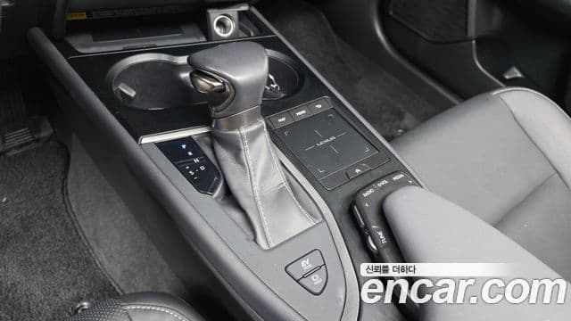 Lexus UX250h 2019 — Şəkil 9/20