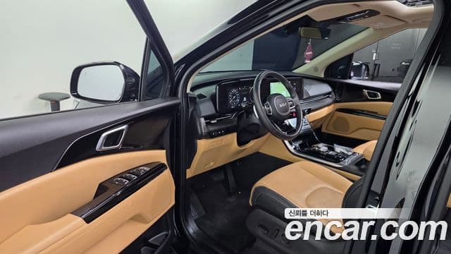 Kia Carnival 2023 — ფოტო 8/20