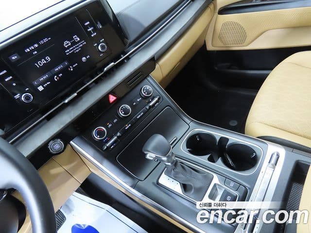 Kia Carnival 2023 — ფოტო 6/20