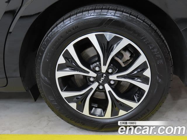 Kia Carnival 2023 — ფოტო 19/20