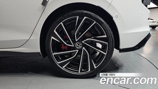 Volkswagen Golf 2024 — Photo 37/39