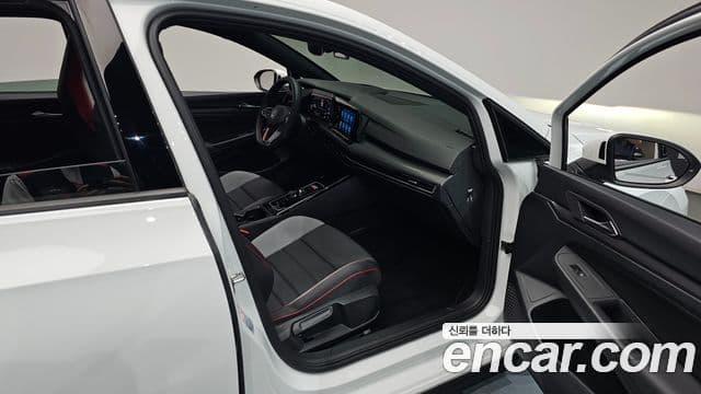 Volkswagen Golf 2024 — Photo 1/39