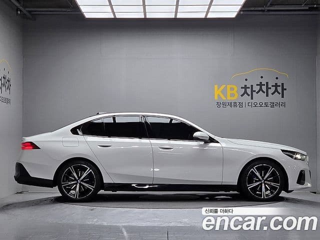 BMW 5 Series 2025 — Фото 10/20