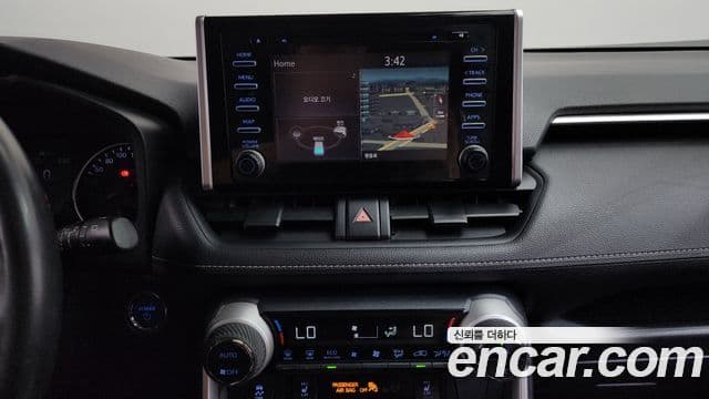 Toyota RAV4 2019 — ფოტო 13/20