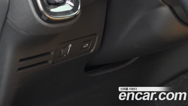 Volvo XC40 2021 — Фото 18/20