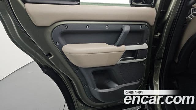 Land Rover Defender 2021 — Photo 31/34
