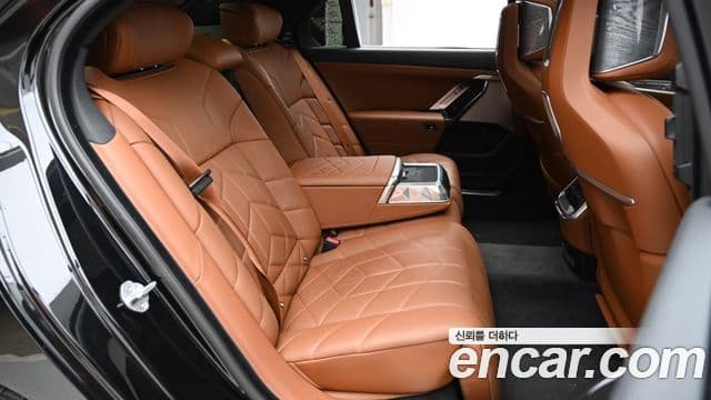 BMW 7 Series 2024 — Фото 11/20