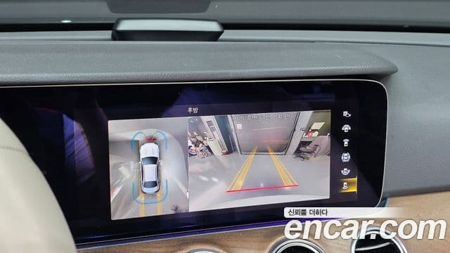 Mercedes-Benz E-Class 2022 — ფოტო 17/20