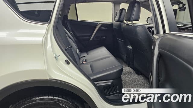Toyota RAV4 2018 — Şəkil 10/20