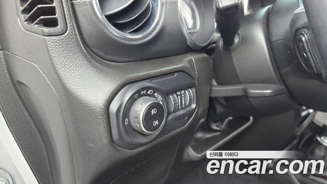 Jeep Wrangler 2023 — Şəkil 19/20