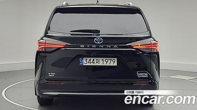 Toyota Sienna 2021 — ფოტო 3/19