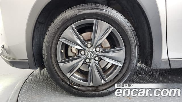 Lexus UX250h 2019 — ფოტო 5/20