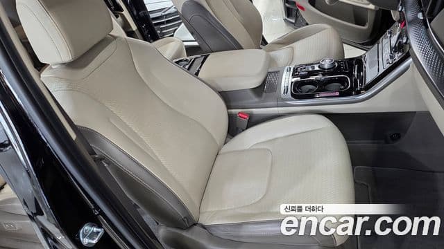 Kia Carnival 2021 — ფოტო 19/20