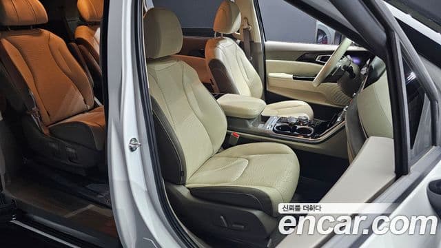 Kia Carnival 2023 — фото 12 из 20