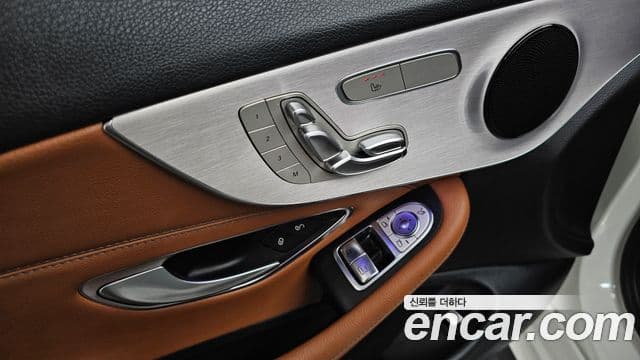 Mercedes-Benz C-Class 2019 — Photo 28/33