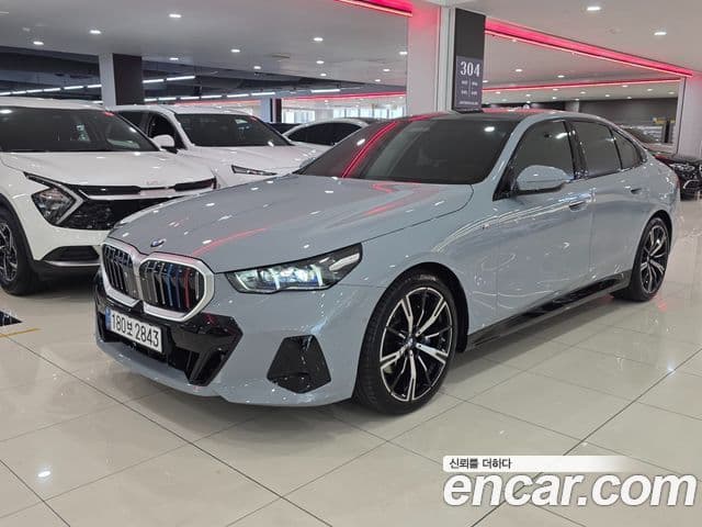 BMW 5 Series 2025 — Photo 2/17