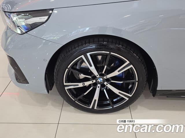 BMW 5 Series 2025 — Photo 1/17