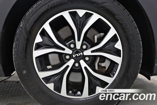 Kia Carnival 2023 — Şəkil 18/20