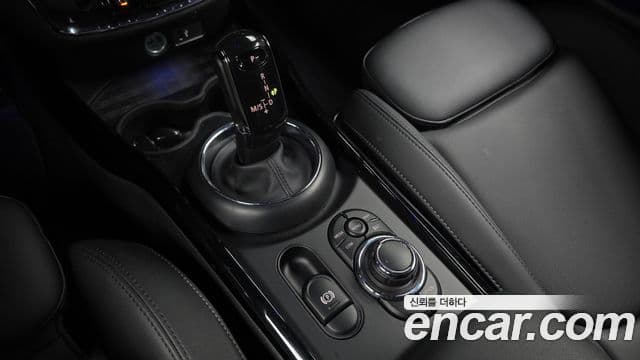 Mini Cooper Clubman 2023 — фото 9 из 20