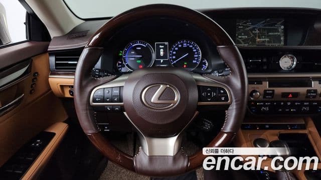 Lexus ES300h 2018 — ფოტო 13/20