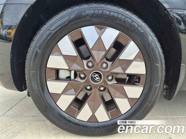 Hyundai Staria 2023 — ფოტო 8/15