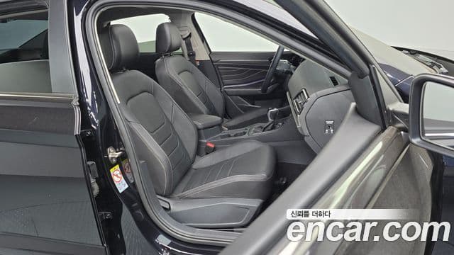 Volkswagen Jetta 2023 — Şəkil 12/20