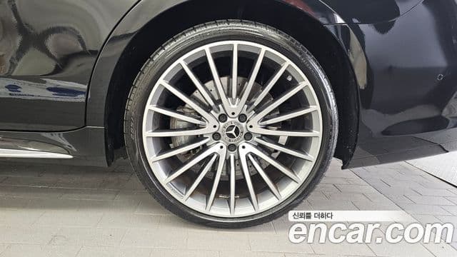 Mercedes-Benz S-Class 2025 — Photo 6/36
