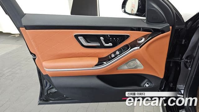Mercedes-Benz S-Class 2025 — Photo 17/36