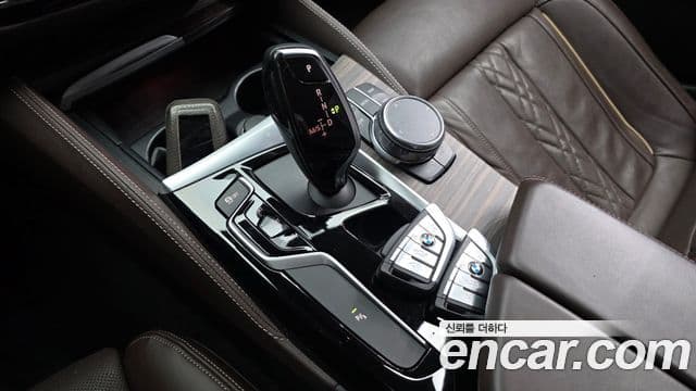 BMW 5 Series 2018 — Şəkil 9/20