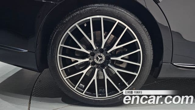 Mercedes-Benz S-Class 2023 — Photo 12/40