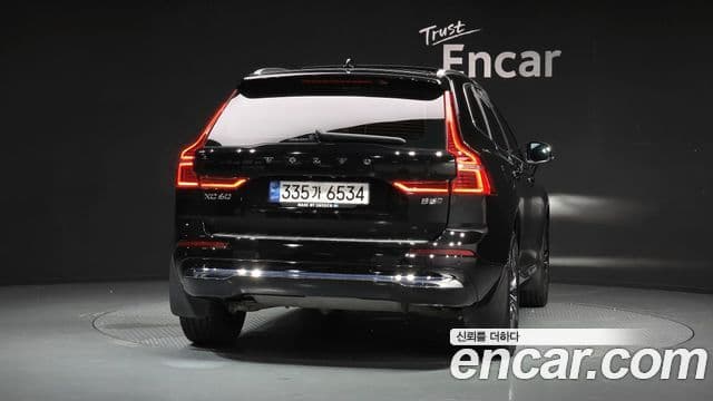 Volvo XC60 2022 — ფოტო 4/20