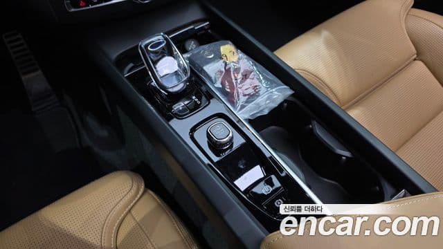 Volvo XC60 2022 — ფოტო 9/20